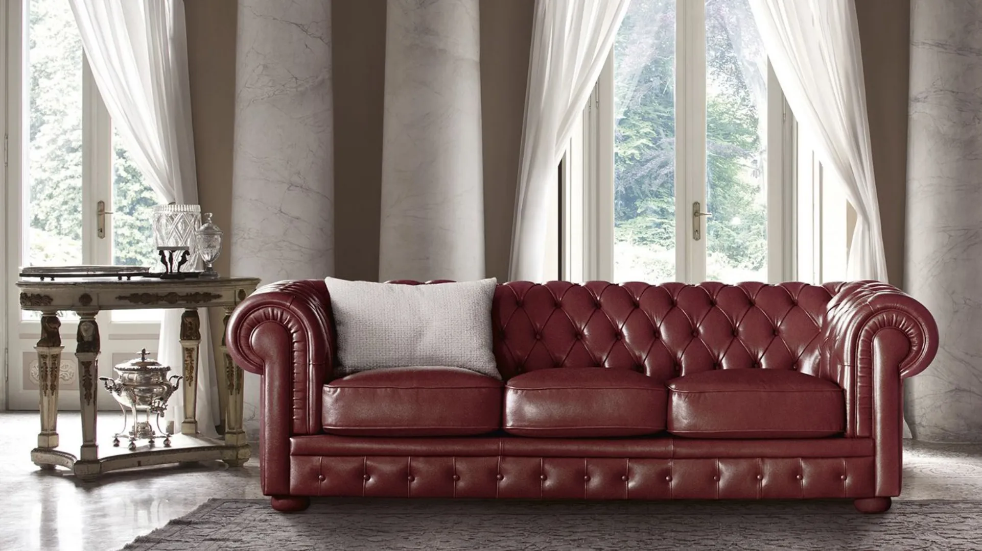 Three-seater linear sofa in red leather Alioth