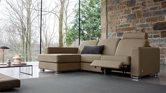 Modular relaxation sofa with peninsula