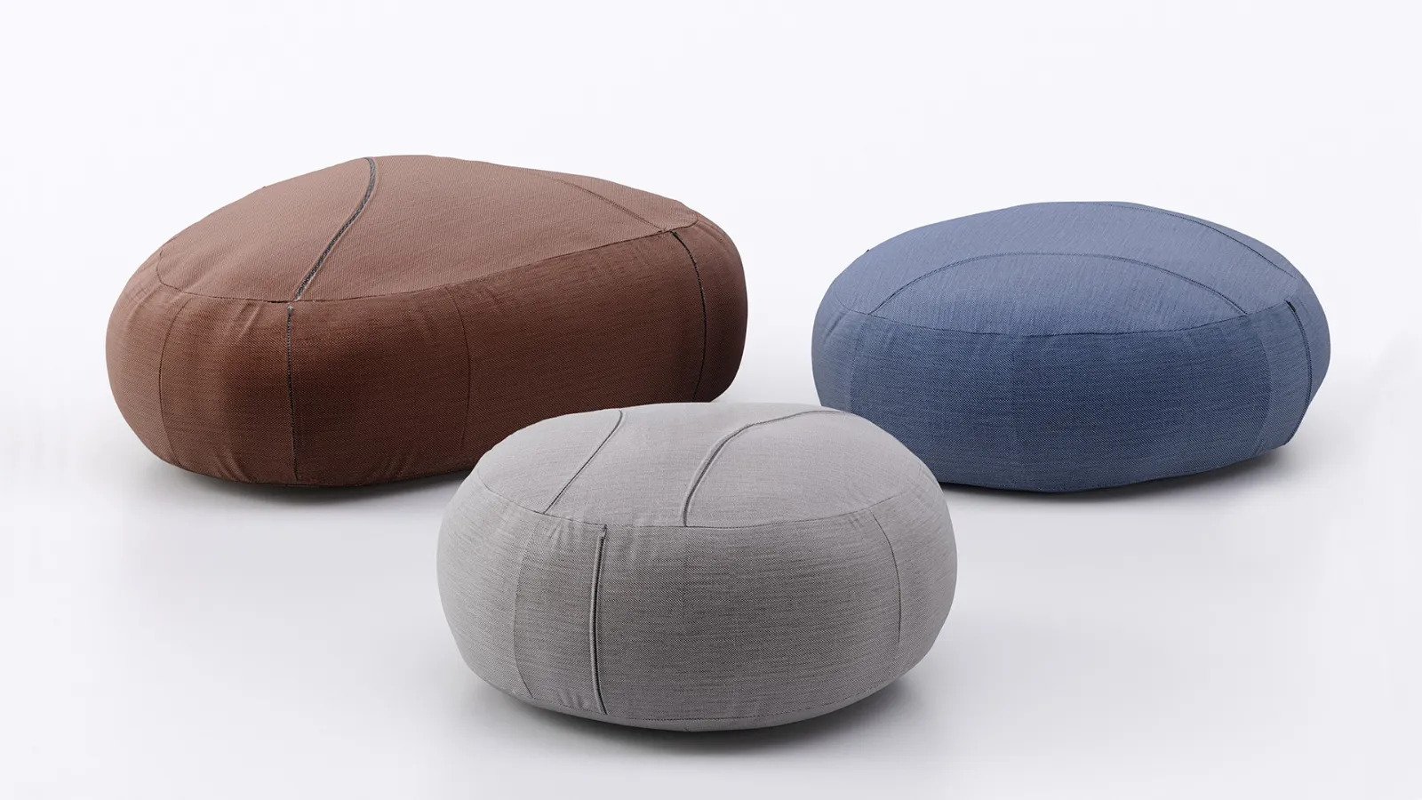 Sassi. Three soft poufs with shapes shaped