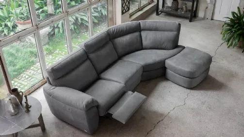 Classic relaxing sofa with peninsula